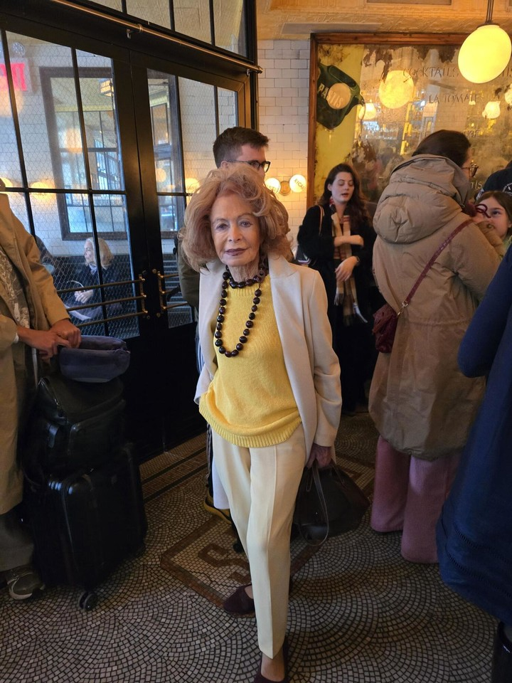 “Solo sos viejo cuando empezás a creer que lo sos”: la influencer que invita a volver a “sentarse en un bar” y desafía los prejuicios sobre las citas y la edad 1 “Solo sos viejo cuando empezás a creer que lo sos”: la influencer que invita a volver a “sentarse en un bar” y desafía los prejuicios sobre las citas y la edad 1