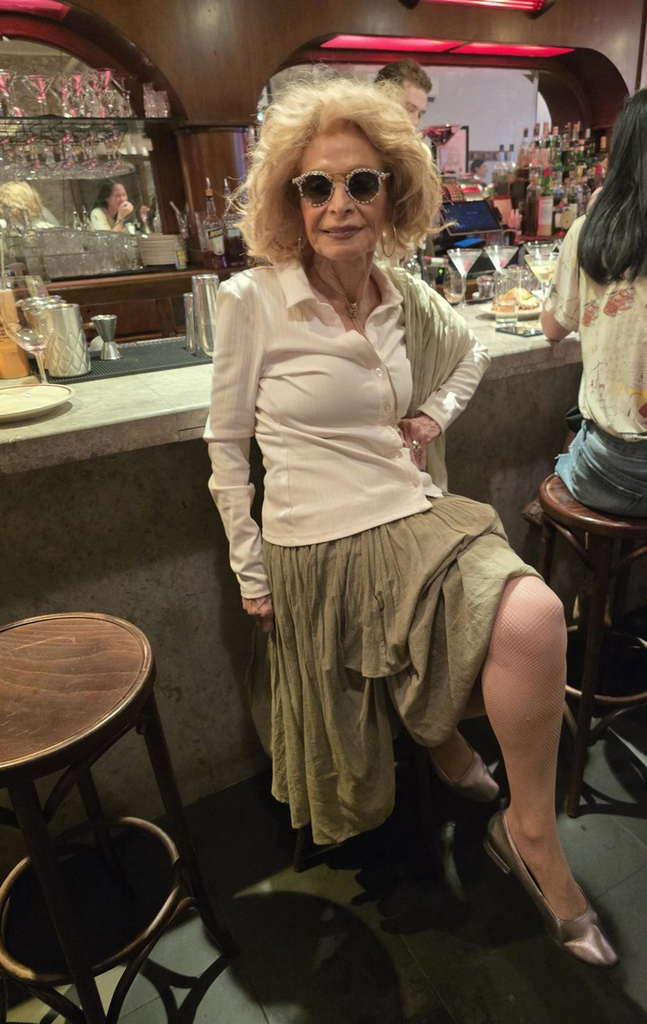 “Solo sos viejo cuando empezás a creer que lo sos”: la influencer que invita a volver a “sentarse en un bar” y desafía los prejuicios sobre las citas y la edad 2 “Solo sos viejo cuando empezás a creer que lo sos”: la influencer que invita a volver a “sentarse en un bar” y desafía los prejuicios sobre las citas y la edad 2
