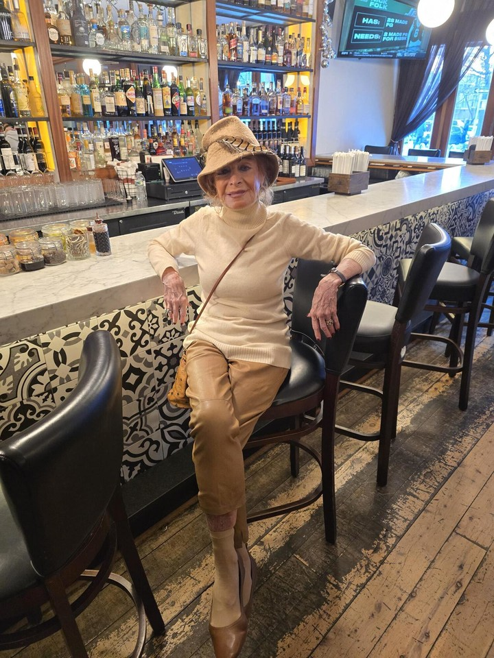“Solo sos viejo cuando empezás a creer que lo sos”: la influencer que invita a volver a “sentarse en un bar” y desafía los prejuicios sobre las citas y la edad 3 “Solo sos viejo cuando empezás a creer que lo sos”: la influencer que invita a volver a “sentarse en un bar” y desafía los prejuicios sobre las citas y la edad 3